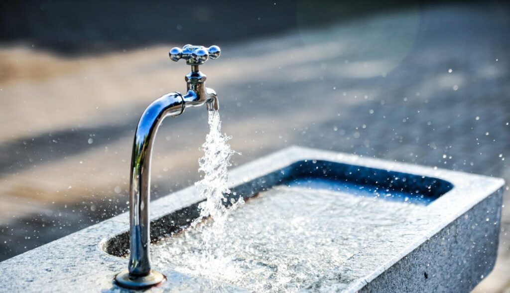 An active water faucet splashing out water